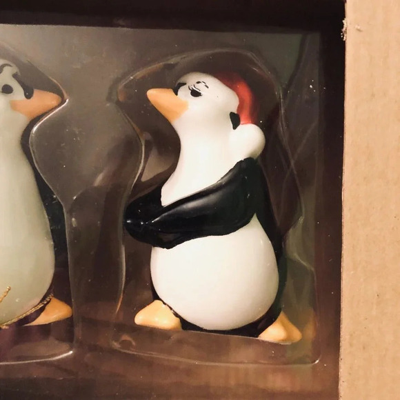 2010 Santa Hat Penguin Magnetic Salt and Pepper Shakers  Mwah Penguins - Picture 3 of 11